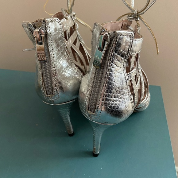 Vince Camuto silver lace up heels size 5.5/6 - Picture 6 of 7